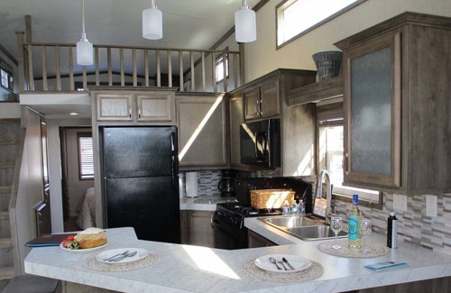 Bridgewater Alquiler De Eote | Waterfront Glamping Escape Cozy Floating Cottages on the Peaceful Beaver River