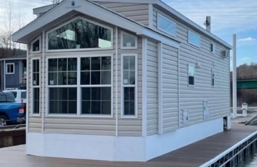 Bridgewater Alquiler De Eote | Waterfront Glamping Escape Cozy Floating Cottages on the Peaceful Beaver River