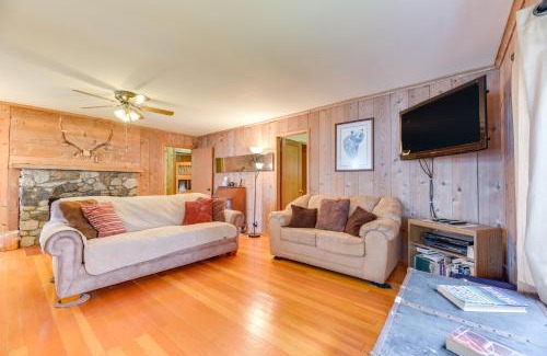 Grapeview Casa | Waterfront Grapeview Escape with Boat Dock and Views!