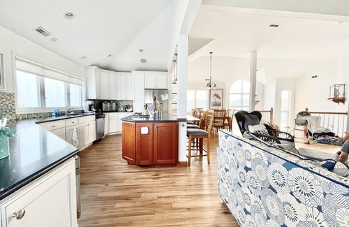 Town Bank Casa | Waterfront Haven for Friends and Family Gatherings