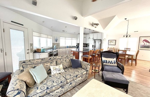 Town Bank Casa | Waterfront Haven for Friends and Family Gatherings