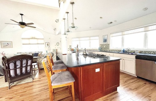 Town Bank Casa | Waterfront Haven for Friends and Family Gatherings