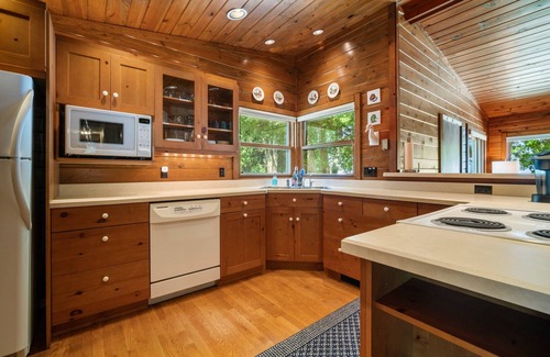 Little Sturgeon Casa | Idyllic Door County Cottage on the Bay