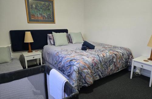 Halls Head Apartamento | Waterfront Hideaway with Pool, Spa & BBQ Area