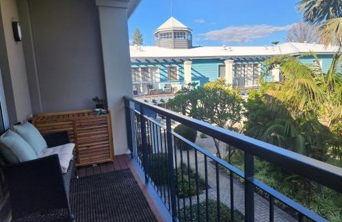 Halls Head Apartamento | Waterfront Hideaway with Pool, Spa & BBQ Area