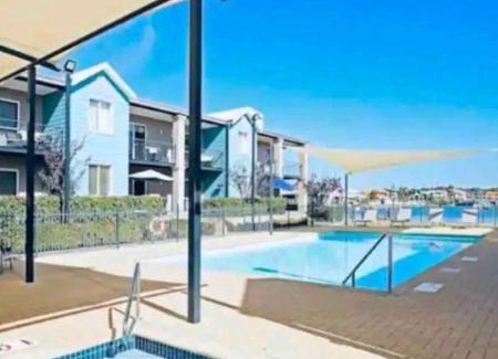 Halls Head Apartamento | Waterfront Hideaway with Pool, Spa & BBQ Area