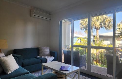 Halls Head Apartamento | Waterfront Hideaway with Pool, Spa & BBQ Area