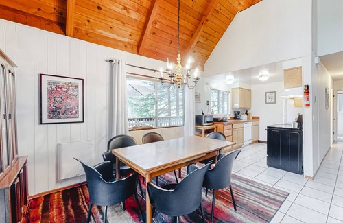 Northwood Casa | Waterfront home by golf course with W/D & full kitchen - dog-friendly