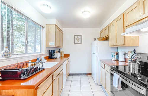 Northwood Casa | Waterfront home by golf course with W/D & full kitchen - dog-friendly