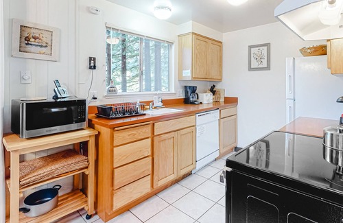 Northwood Casa | Waterfront home by golf course with W/D & full kitchen - dog-friendly