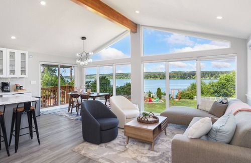 Kingston Casa | Casa Frente al Mar con Playa Privada, Jacuzzi y Sala de Juegos