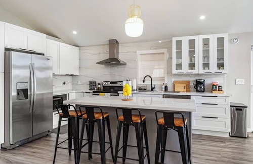Kingston Casa | Casa Frente al Mar con Playa Privada, Jacuzzi y Sala de Juegos