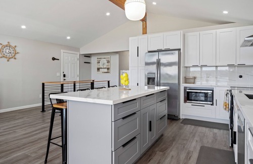 Kingston Casa | Casa Frente al Mar con Playa Privada, Jacuzzi y Sala de Juegos