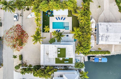 Plantation Key Casa | Waterfront Home in Islamorada with outdoor kitchen, pool, spa, boat dockage