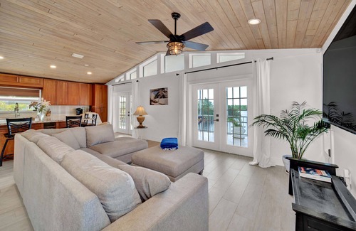 Sunshine Estates Casa | Waterfront Home, Large Pool w Boat lift, Floating Dock, and Putting Green