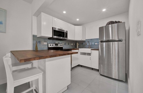 Sunshine Estates Casa | Waterfront Home, Large Pool w Boat lift, Floating Dock, and Putting Green