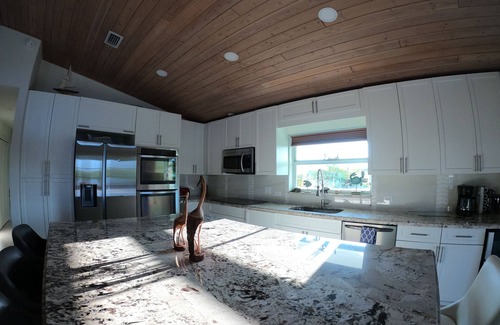 Sunshine Estates Casa | Waterfront Home, Large Pool w Boat lift, Floating Dock, and Putting Green
