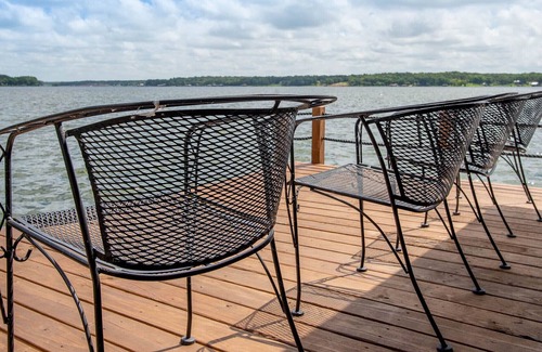 Enchanted Oaks Casa | Waterfront Home on Beautiful Cove. 1378 sq ft