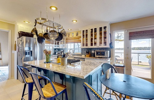 Allyn-Grapeview Casa | Waterfront home on Case Inlet with private beach, Mt. Rainier view & 2 decks
