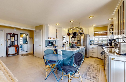 Allyn-Grapeview Casa | Waterfront home on Case Inlet with private beach, Mt. Rainier view & 2 decks