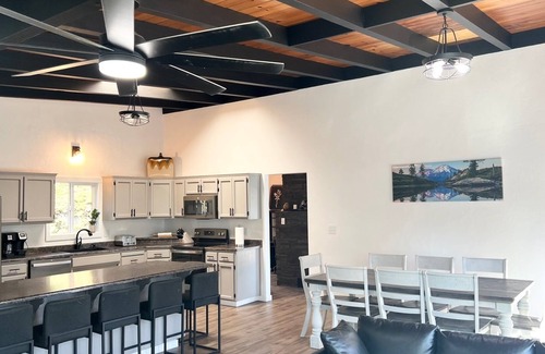 Lakehead Casa | Waterfront home on Shasta Lake- Bar, Pool Table, Hot Tub, Boat Parking