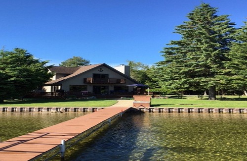 Hubbard Lake Casa | Frente al hogar en el hermoso lago Hubbard