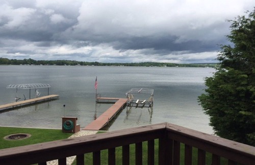 Hubbard Lake Casa | Frente al hogar en el hermoso lago Hubbard