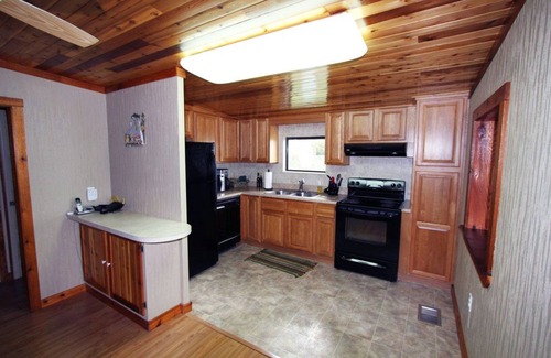 Crystal River Cabina | Waterfront Home, Sun Room con TV, muelle de pesca, ubicación privada