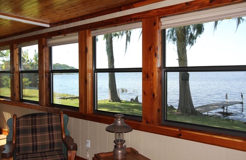 Crystal River Cabina | Waterfront Home, Sun Room con TV, muelle de pesca, ubicación privada