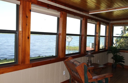 Crystal River Cabina | Waterfront Home, Sun Room con TV, muelle de pesca, ubicación privada