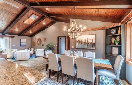 Suamico Casa | Waterfront Home with Dock Sleeps 8