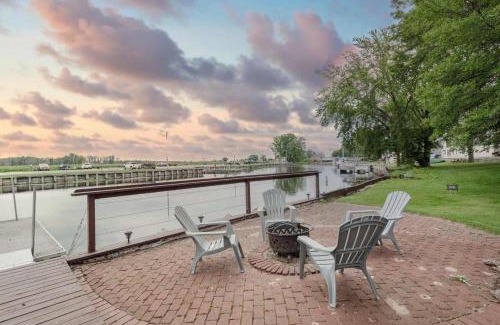 Suamico Casa | Waterfront Home with Dock Sleeps 8