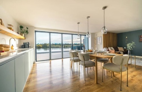 Lancing Apartamento | Waterfront home with hot tub/sauna