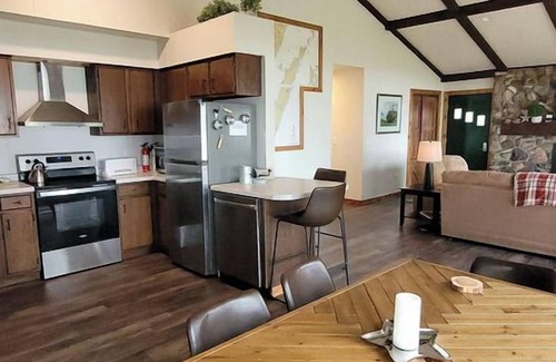 Gardner Cabina | Waterfront home with Panoramic Views of the bay- Southern Door County!