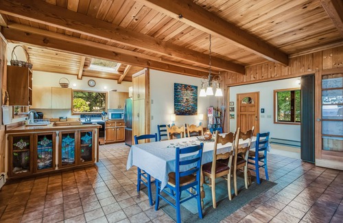 Orcas Cabina | Hermosas vistas, estufa de leña, terraza privada!