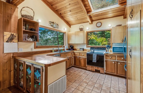 Orcas Cabina | Hermosas vistas, estufa de leña, terraza privada!