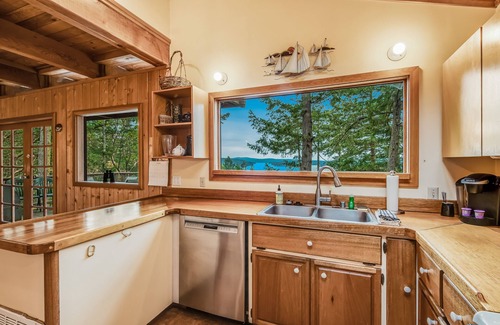 Orcas Cabina | Hermosas vistas, estufa de leña, terraza privada!