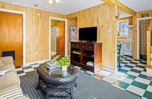 Northport Cabaña | Waterfront home with beautiful bay views - dog-friendly, snowbird-friendly