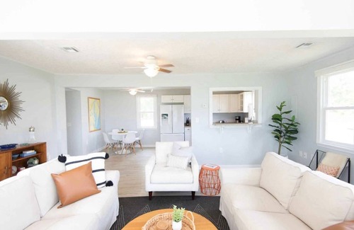 Cambridge Casa | WATERFRONT!! **HOT TUB** 3 bedroom Oasis on 2+ acres - Sleeps 8