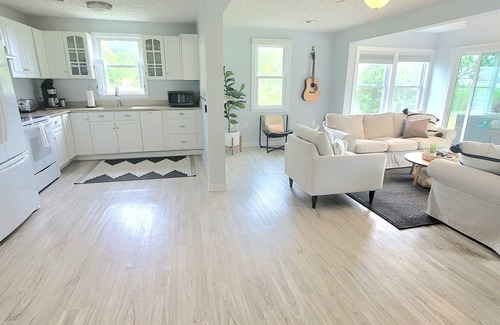 Cambridge Casa | WATERFRONT!! **HOT TUB** 3 bedroom Oasis on 2+ acres - Sleeps 8
