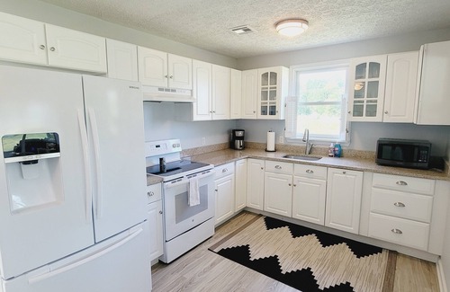 Cambridge Casa | WATERFRONT!! **HOT TUB** 3 bedroom Oasis on 2+ acres - Sleeps 8