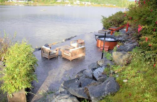 Ucluelet Hotel | Waterfront Hot Tub Firepit King Bed - 6H