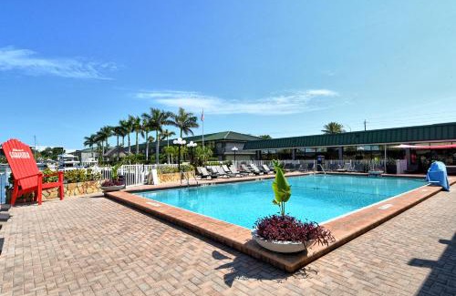 Trailer Estates Apartamento | Waterfront Hotel Room, Huge Pool, Tiki Bar, Beach!