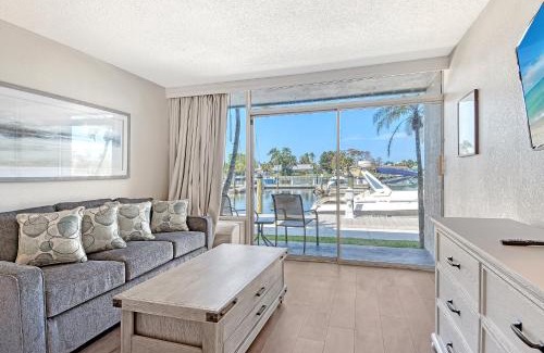 Trailer Estates Apartamento | Waterfront Hotel Room, Huge Pool, Tiki Bar, Beach!