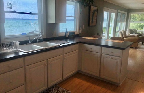 Traverse City Casa | Waterfront House on East Grand Traverse Bay (Sleeps 6)