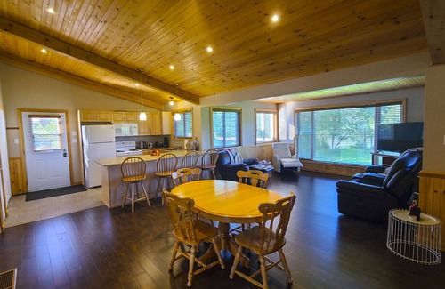 Renfrew County Casa | Waterfront House, Privacy, Outside Hot Tub&Barrel Sauna, WiFi, Fishing, Kayaking
