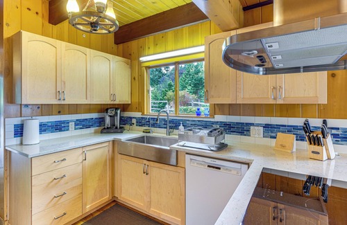 Kingston Casa | Waterfront Kingston Getaway: Beach Access On-Site!