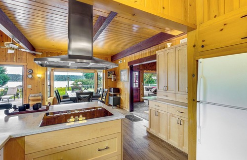 Kingston Casa | Waterfront Kingston Getaway: Beach Access On-Site!