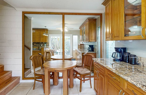 Portlock Casa | Waterfront Kuapa Isle gem with Koko Crater views & pool - by the beach
