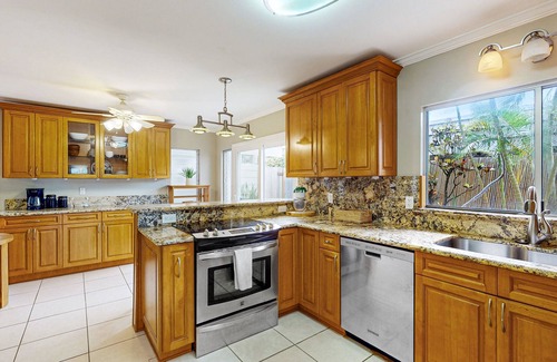 Portlock Casa | Waterfront Kuapa Isle gem with Koko Crater views & pool - by the beach